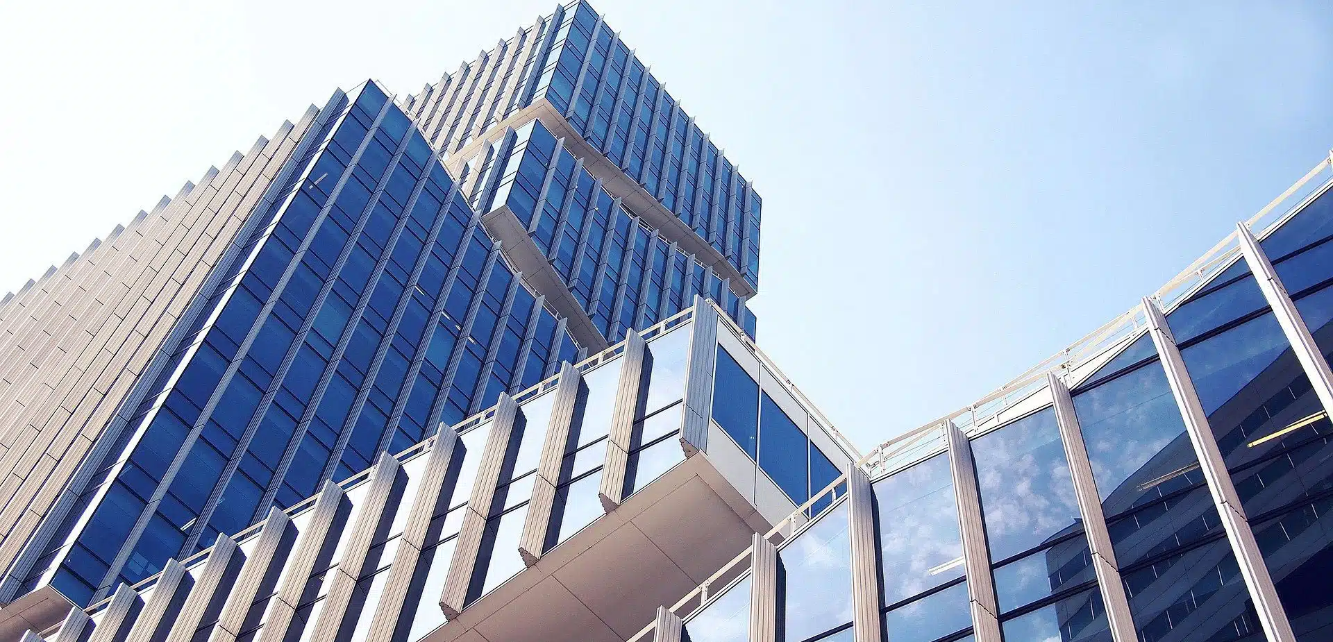 Glazen gevel van een utiliteitsgebouw