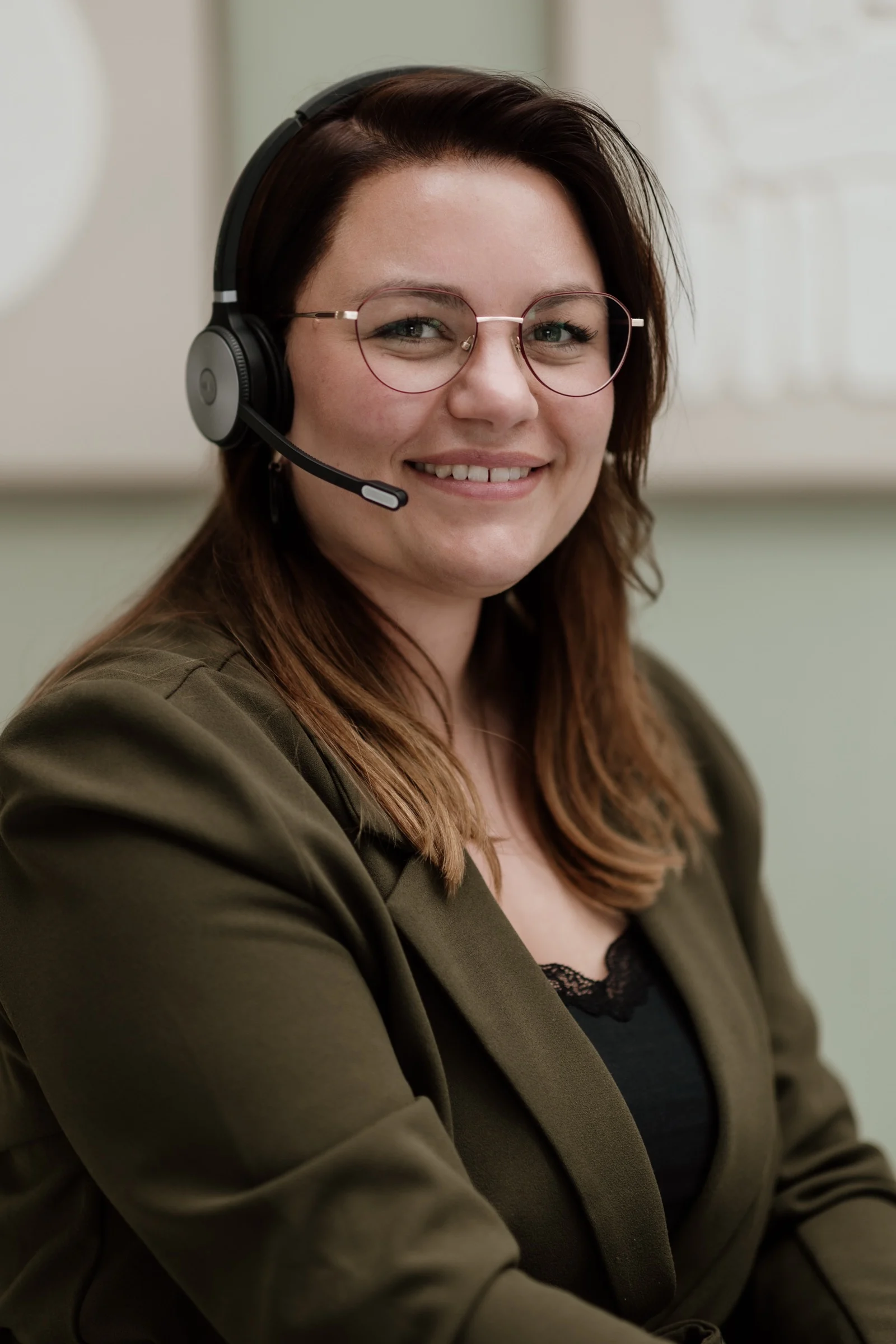 Lachende vrouw met headset
